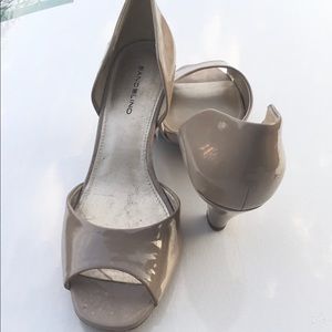 Bandolino taupe nude open toe pumps size 9.